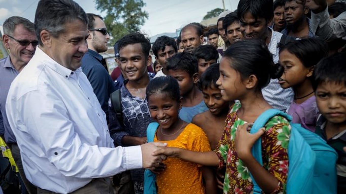 Außenminister Sigmar Gabriel spricht im Flüchtlingslager Kutupalong mit Rohingya Kindern.