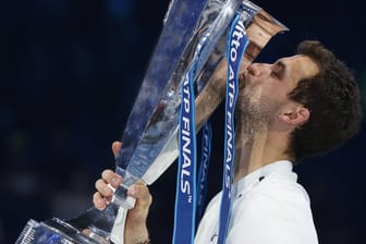 Tennis-Weltmeister Grigor Dimitrow küsst nach seinem Sieg gegen David Goffin den WM-Pokal.