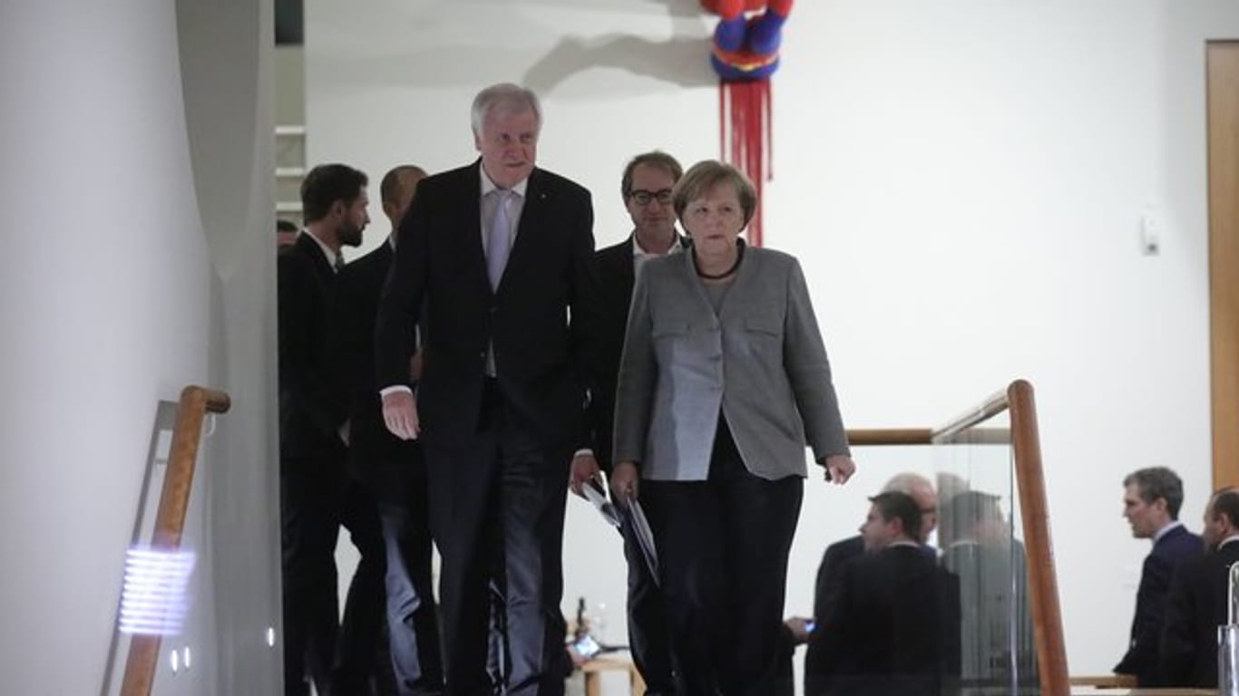 Horst Seehofer an der Seite von Angela Merkel in Berlin: Nach dem Jamaika-Aus kommt der CSU-Chef mit leeren Händen zurück nach München.