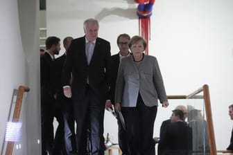 Horst Seehofer an der Seite von Angela Merkel in Berlin: Nach dem Jamaika-Aus kommt der CSU-Chef mit leeren Händen zurück nach München.