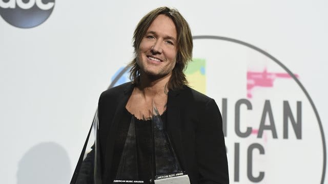 Keith Urban mit seinen Auszeichnungen als beliebtester männlicher Country-Künstler, für den beliebtesten Country-Song und das beliebteste Country-Album.