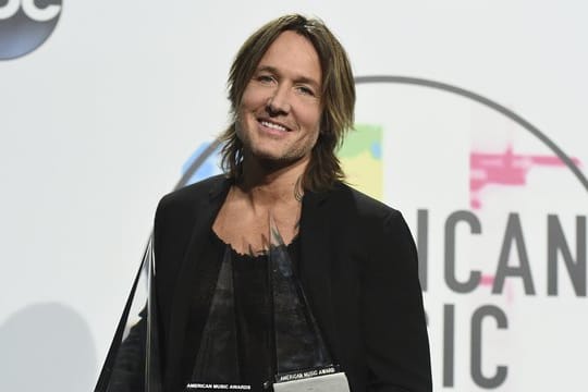 Keith Urban mit seinen Auszeichnungen als beliebtester männlicher Country-Künstler, für den beliebtesten Country-Song und das beliebteste Country-Album.