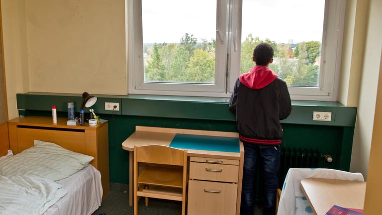 Ein jugendlicher Flüchtling in seinem Zimmer in einer Wohngruppe.