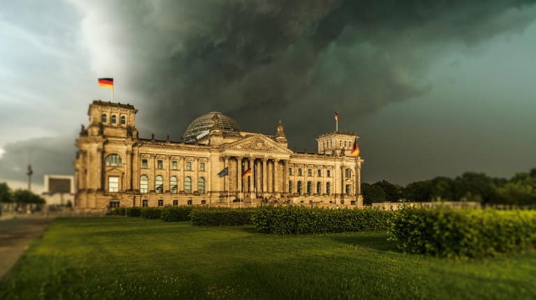 Wolken über dem Reichstagsgebäude: Europa und die Welt beneiden das Land um seine politischen und wirtschaftlichen Verhältnisse – doch Angela Merkels Autorität schwindet.