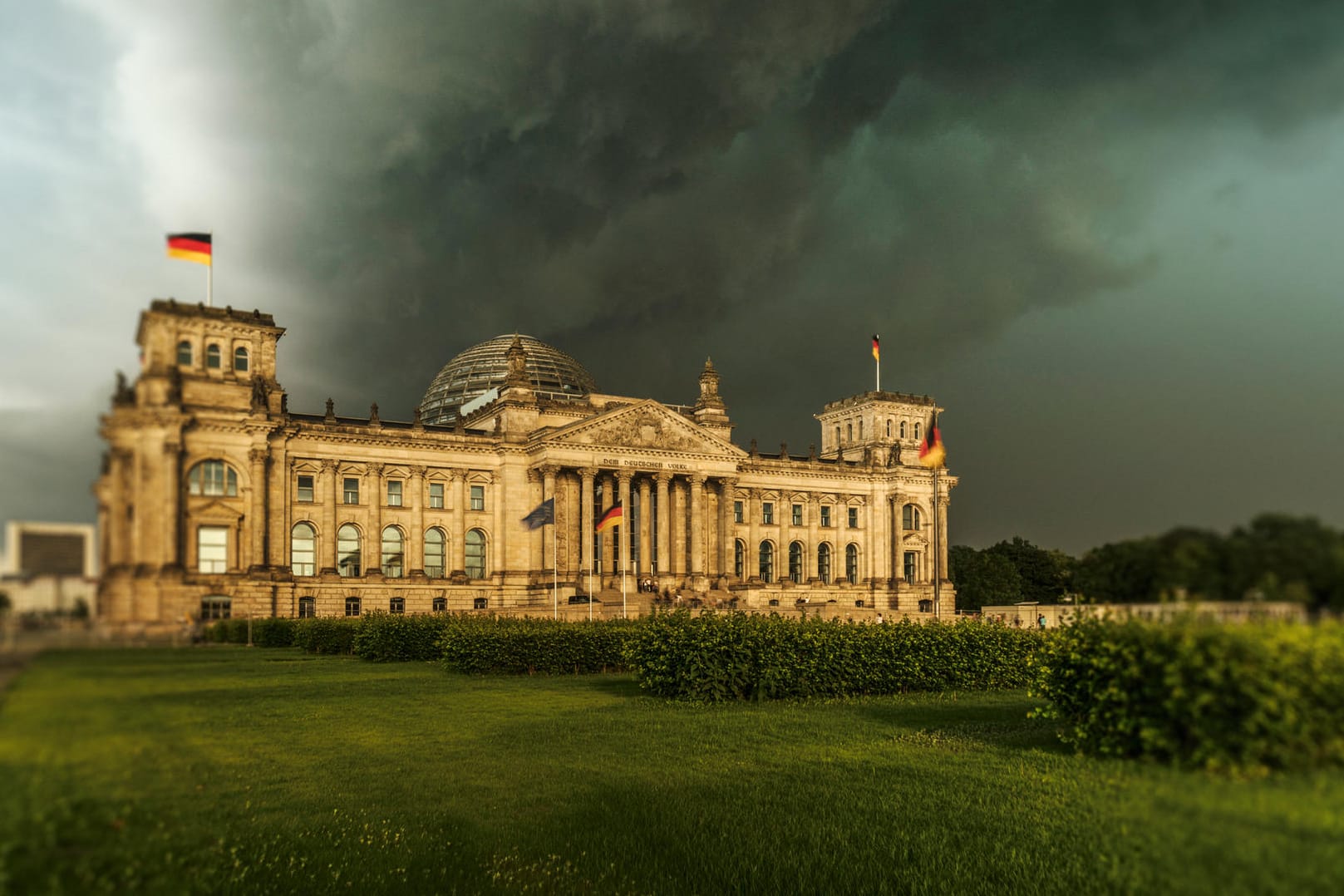 Wolken über dem Reichstagsgebäude: Europa und die Welt beneiden das Land um seine politischen und wirtschaftlichen Verhältnisse – doch Angela Merkels Autorität schwindet.