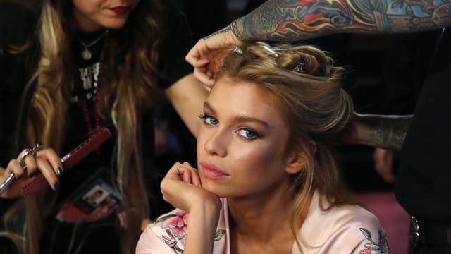 Das neuseeländische Model Stella Maxwell vor Beginn der Victoria's Secret Modenschau in Shanghai.