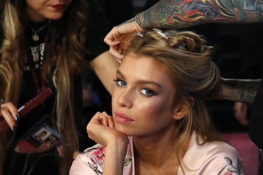 Das neuseeländische Model Stella Maxwell vor Beginn der Victoria's Secret Modenschau in Shanghai.