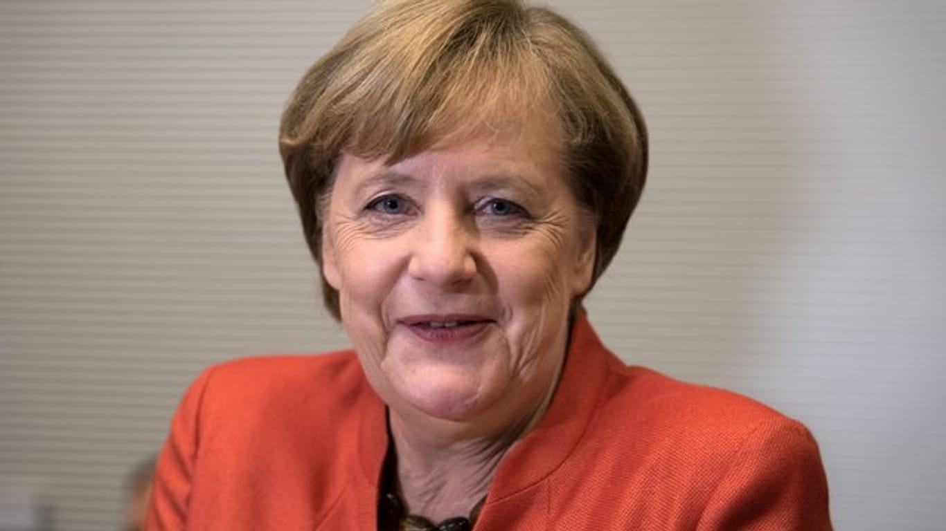 Die CDU-Vorsitzende und Bundeskanzlerin Angela Merkel kommt zur Fraktionssitzung der Unionsfraktion im Bundestag.