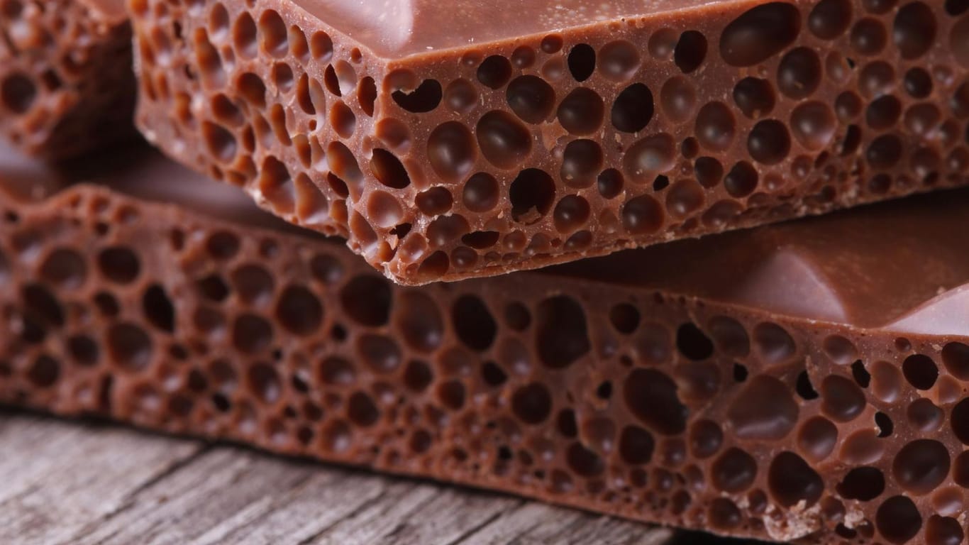 Für die einen eine Köstlichkeit, für andere ein Horror: künstliche Löcher in einer Schokolade.