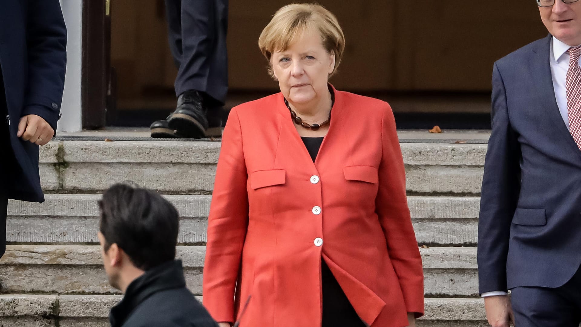 Angela Merkel verlässt nach einem Gespräch mit Bundespräsident Steinmeier Schloss Bellevue: Die Kanzlerin hat schon öfters in Krisenzeiten bewiesen, dass sie alleine Entscheidungen treffen kann.