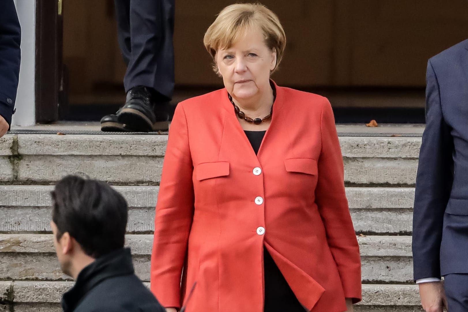 Angela Merkel verlässt nach einem Gespräch mit Bundespräsident Steinmeier Schloss Bellevue: Die Kanzlerin hat schon öfters in Krisenzeiten bewiesen, dass sie alleine Entscheidungen treffen kann. Angela Merkel verlässt nach einem Gespräch mit Bundespräsident Steinmeier Schloss Bellevue: Die Kanzlerin hat schon öfters in Krisenzeiten bewiesen, dass sie alleine Entscheidungen treffen kann.