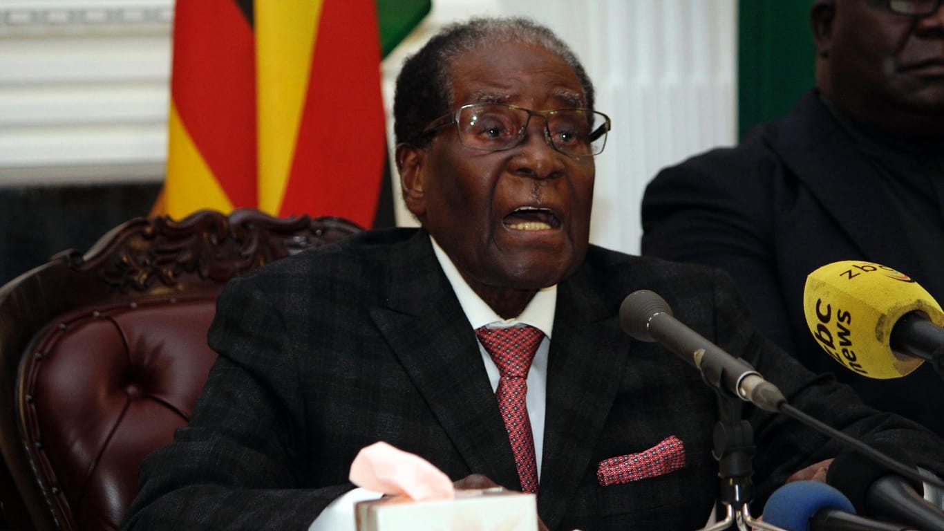 Trotz Militärputsch und Rücktrittsforderungen der eigenen Partei hat Robert Mugabe in einer Rede an die Nation seinen Verbleib im Amt angekündigt.