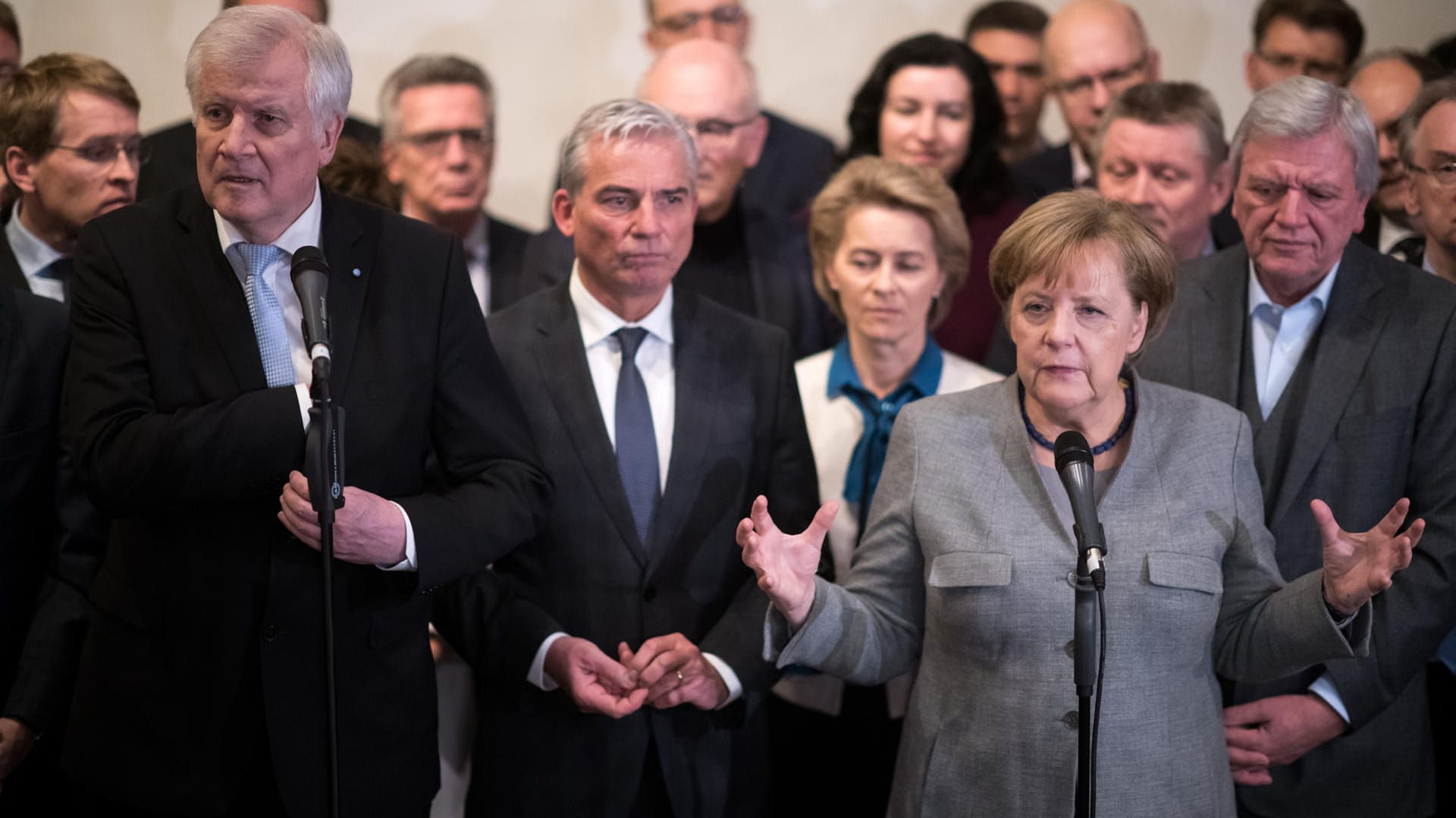 Angela Merkel und Horst Seehofer äußern sich zum Scheitern der Jamaika-Sondierungen in der Landesvertretung von Baden-Württemberg in Berlin.