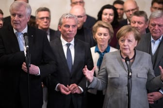 Angela Merkel und Horst Seehofer äußern sich zum Scheitern der Jamaika-Sondierungen in der Landesvertretung von Baden-Württemberg in Berlin.