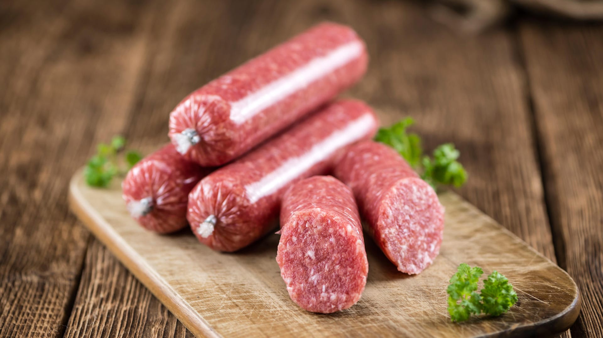 Eine unter anderem bei Edeka verkaufte Zwiebelmettwurst wird wegen E.coli zurückgerufen.