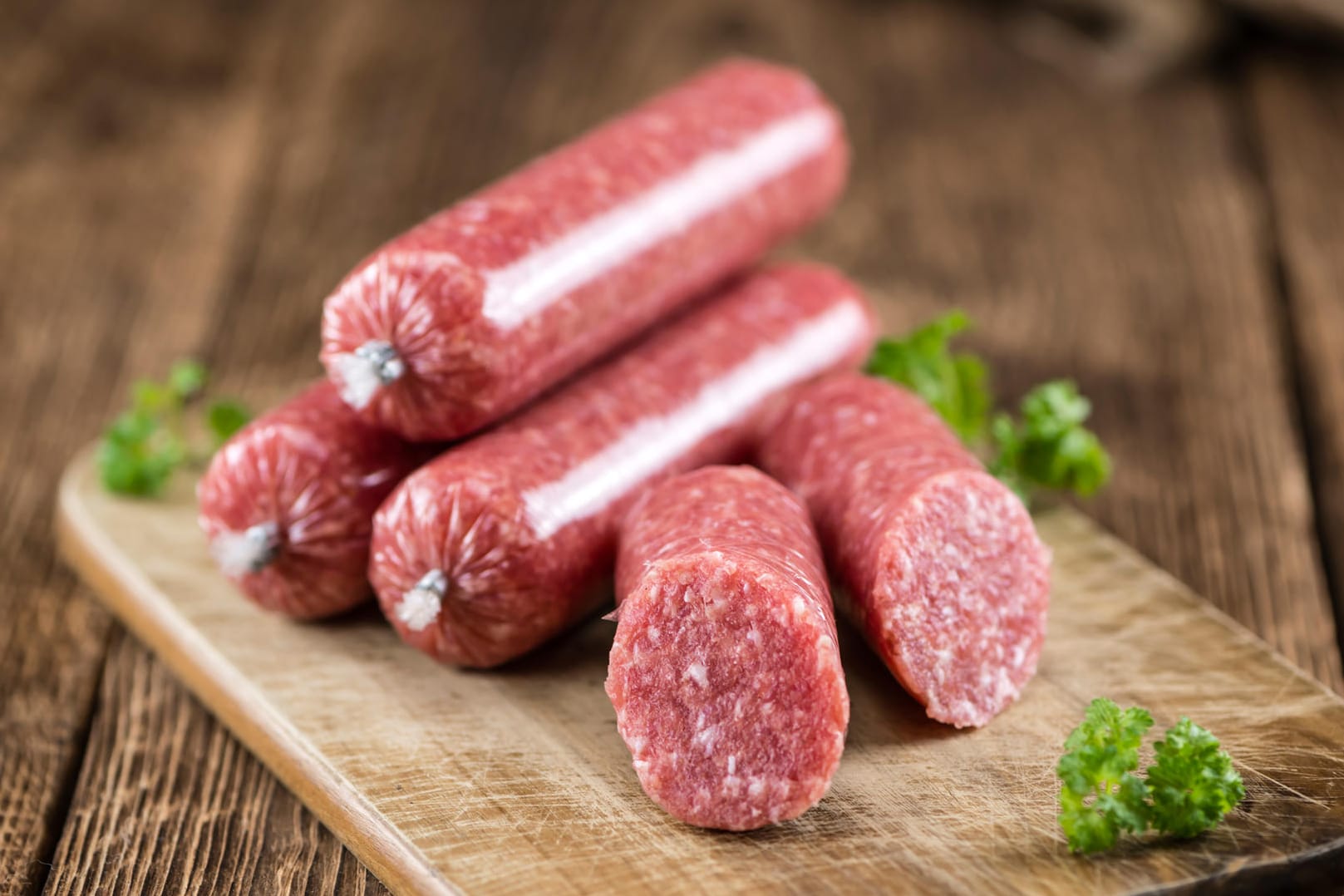 Eine unter anderem bei Edeka verkaufte Zwiebelmettwurst wird wegen E.coli zurückgerufen.