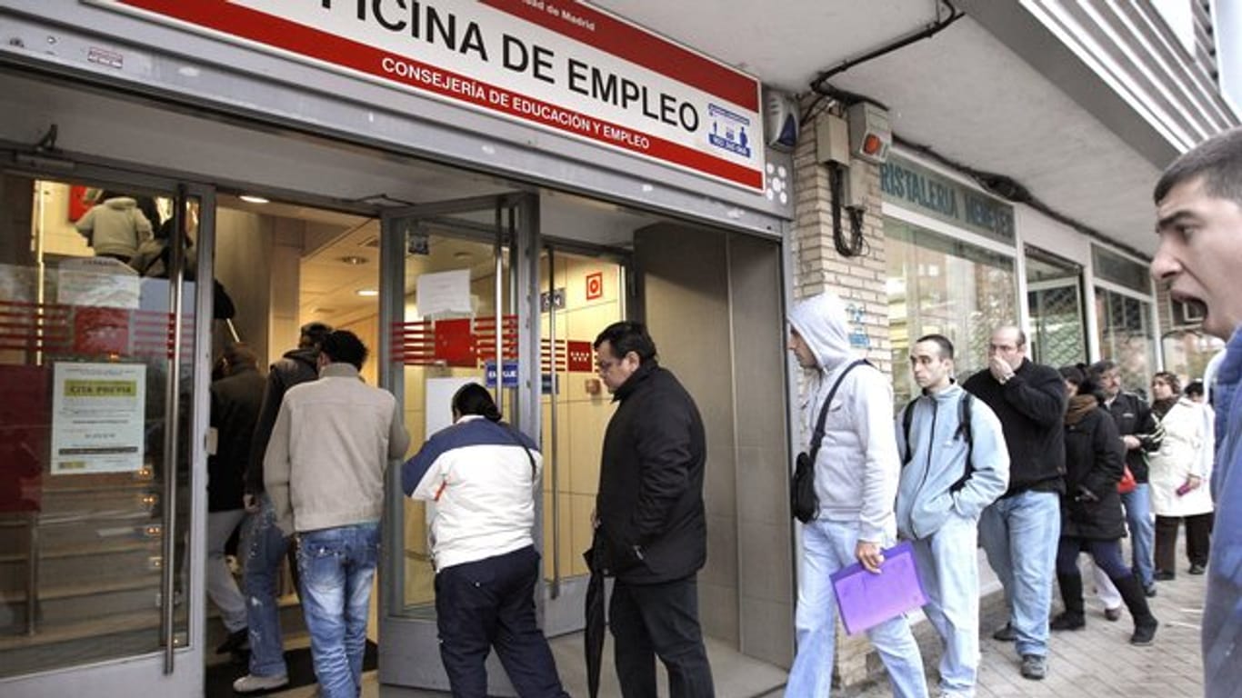 Arbeitslose stehen in Madrid in einer langen Schlange vor einem Jobcenter in der spanischen Hauptstadt.
