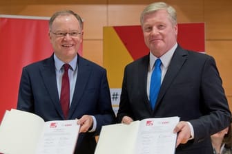 Der SPD-Landesvorsitzende und Ministerpräsident Stephan Weil (l) und der CDU-Landesvorsitzende Bernd Althusmann bei der Unterzeichnung des Koalitionsvertrages in Hannover.