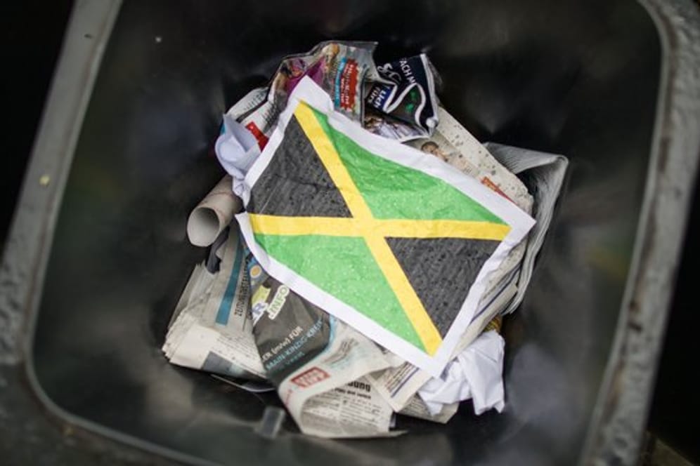 Ein Blatt mit der Jamaika-Fahne in der Mülltonne: Die Mehrheit der Bevölkerung bedauert das Ende der Sondierungen von Union, FDP und Grünen.