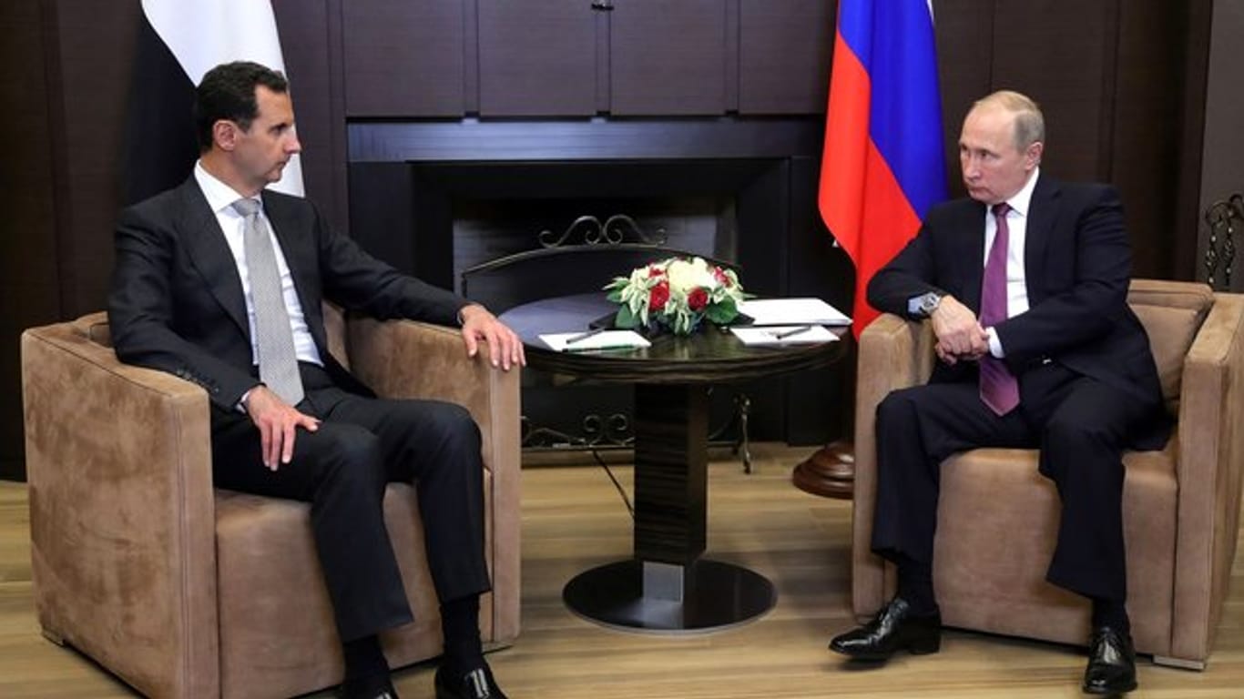 Der russische Präsident Wladimir Putin (r) und Syriens Präsident Baschar al-Assad unterhalten sich im russischen Sotschi.