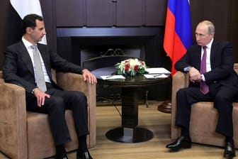 Der russische Präsident Wladimir Putin (r) und Syriens Präsident Baschar al-Assad unterhalten sich im russischen Sotschi.