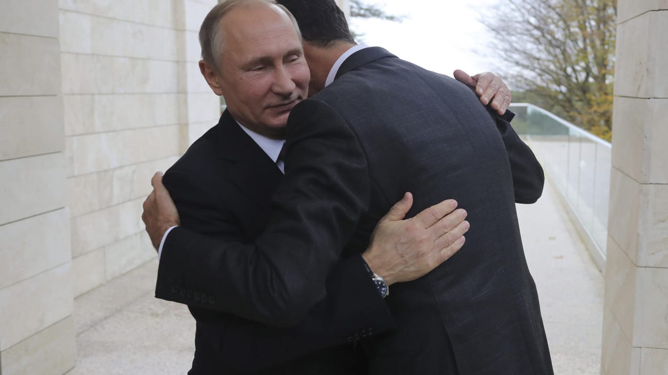 Putin und Assad in Sotschi: Brüderliche Umarmung zur Begrüßung.