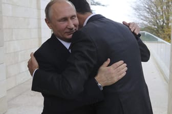 Putin und Assad in Sotschi: Brüderliche Umarmung zur Begrüßung.