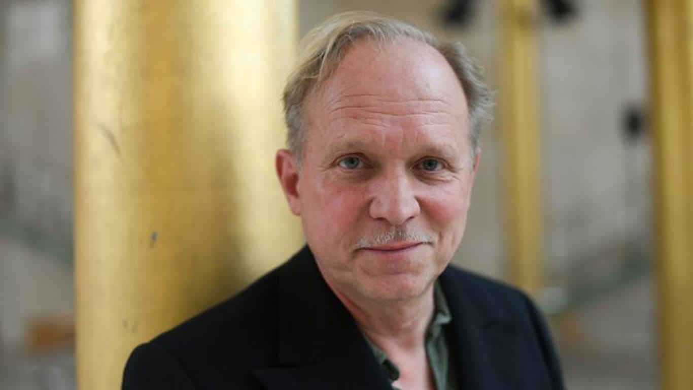 Der Schauspieler, Musiker und Autor Ulrich Tukur will im Sommer seinen ersten Roman veröffentlichen.