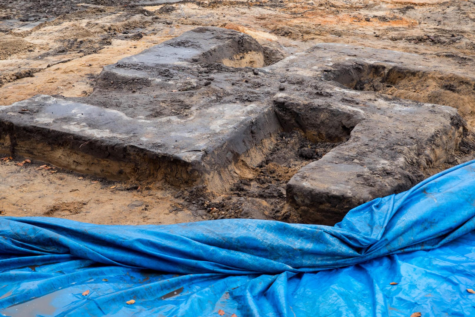 Das Hakenkreuz aus Beton ist vier mal vier Meter groß und diente in der NS-Zeit als Fundament für ein großes Denkmal.