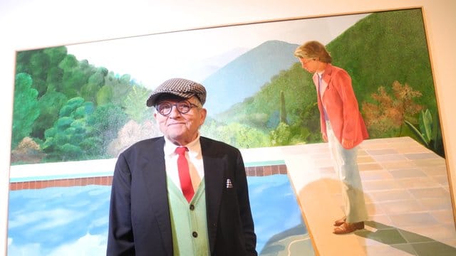 David Hockney vor seinem Gemälde "Portrait of an Artist" (Pool with Two Figures) im Museum. David Hockney vor seinem Gemälde "Portrait of an Artist" (Pool with Two Figures) im Museum.