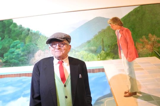 David Hockney vor seinem Gemälde "Portrait of an Artist" (Pool with Two Figures) im Museum.