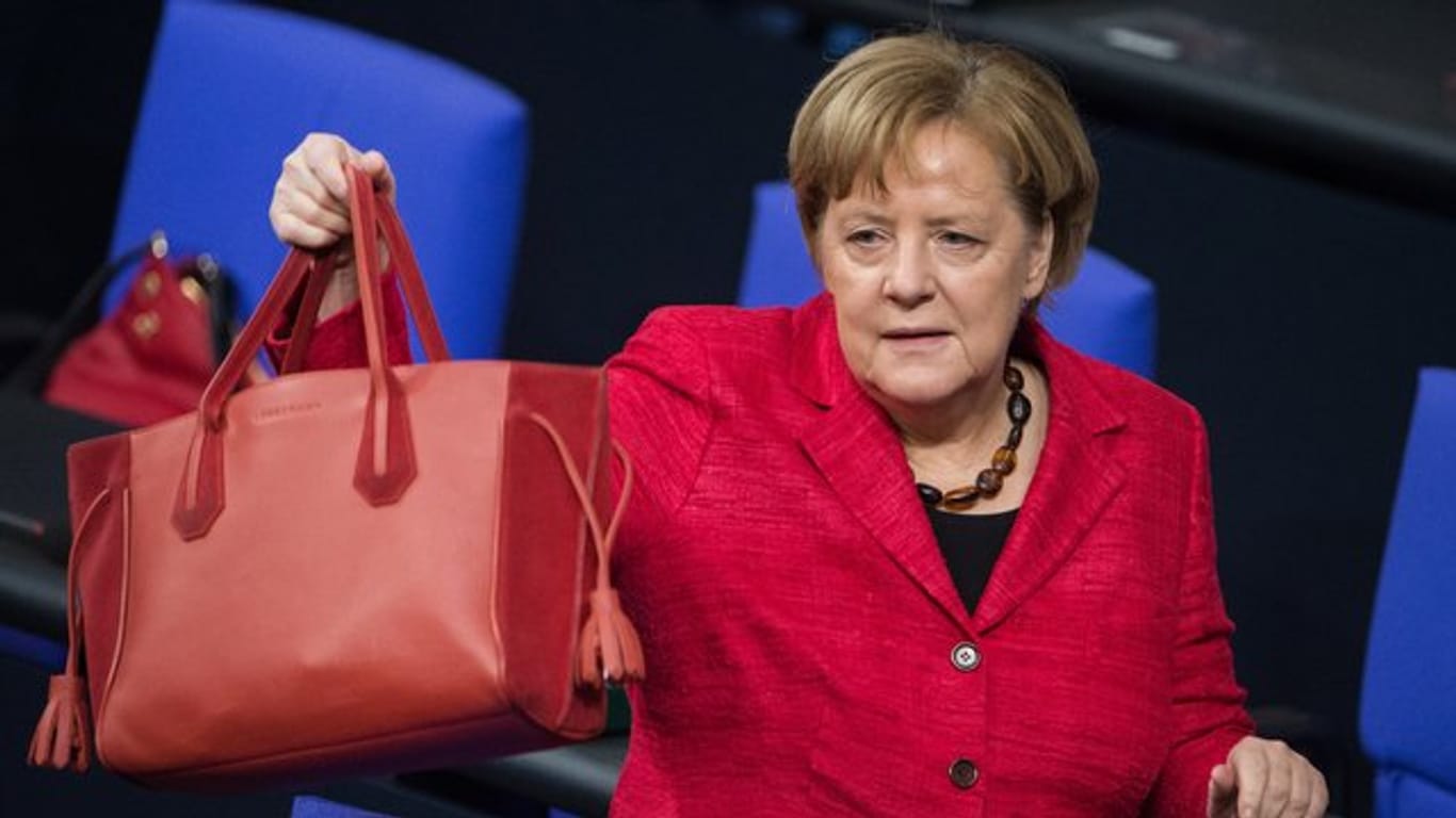 Kanzlerin Merkel im Bundestag in Berlin: Ihre Regierung ist seit der konstituierenden Sitzung des Bundestags Ende Oktober nur noch geschäftsführend im Amt.
