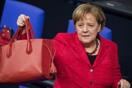 Kanzlerin Merkel im Bundestag in Berlin: Ihre Regierung ist seit der konstituierenden Sitzung des Bundestags Ende Oktober nur noch geschäftsführend im Amt.