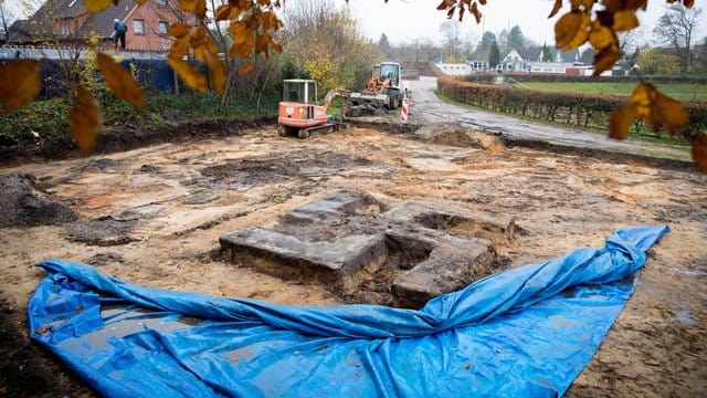 Ein riesiges Hakenkreuz aus Beton im Hein-Kling Stadion in Hamburg-Billstedt. Ein riesiges Hakenkreuz aus Beton im Hein-Kling Stadion in Hamburg-Billstedt.