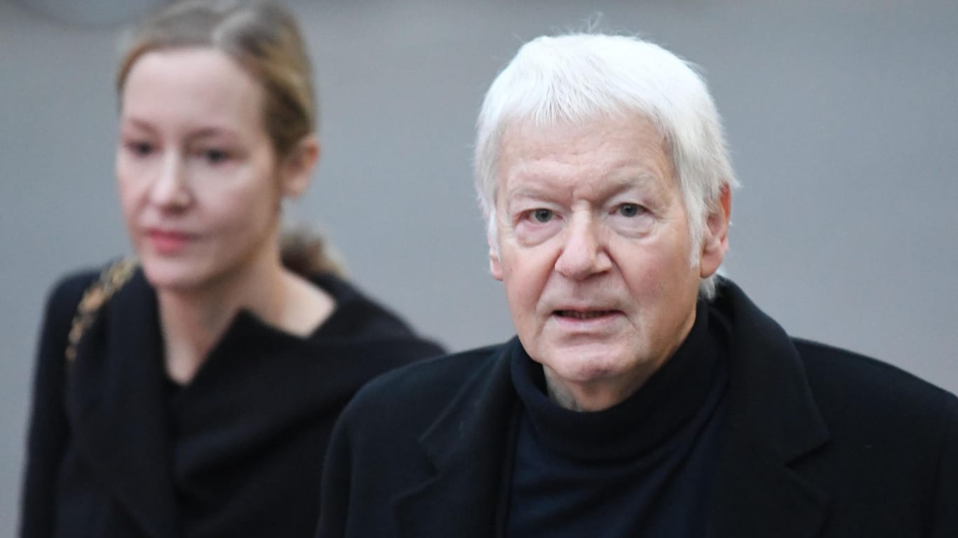 Schlecker-Prozess: Der ehemalige Drogeriekettenbesitzer Anton Schlecker (rechts) und seine Tochter Meike gehen zum Landgericht in Stuttgart.