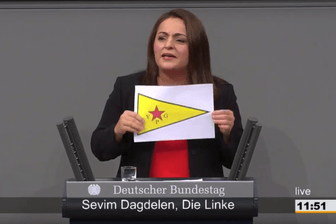 Linke-Abgeordnete Sevim Dagdelen: Protest mit Kurden-Fahne im Bundestag.