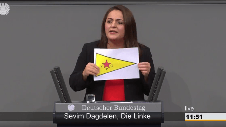 Linke-Abgeordnete Sevim Dagdelen: Protest mit Kurden-Fahne im Bundestag.