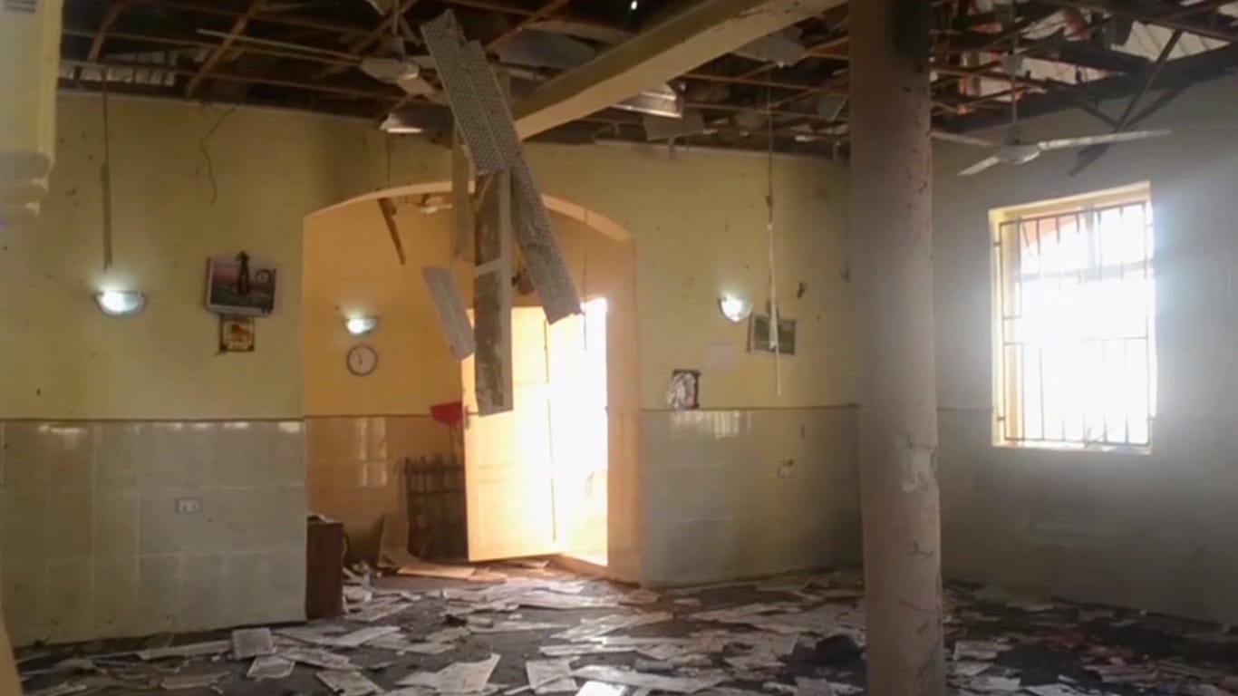 Die nach der Explosion schwer beschädigte Moschee in Nigeria.
