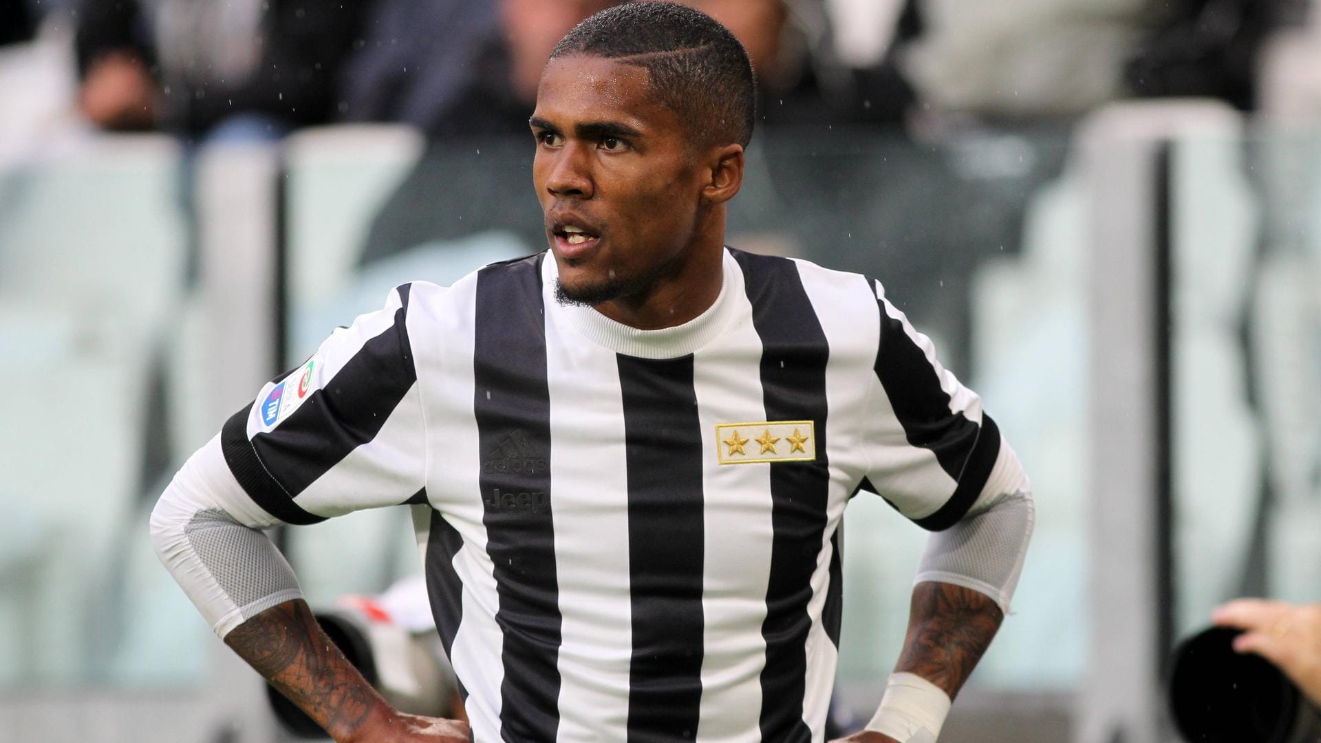 Douglas Costa kam bisher in 15 Saisonspielen für Juve zum Einsatz, erzielte dabei einen Treffer und bereitete drei vor.