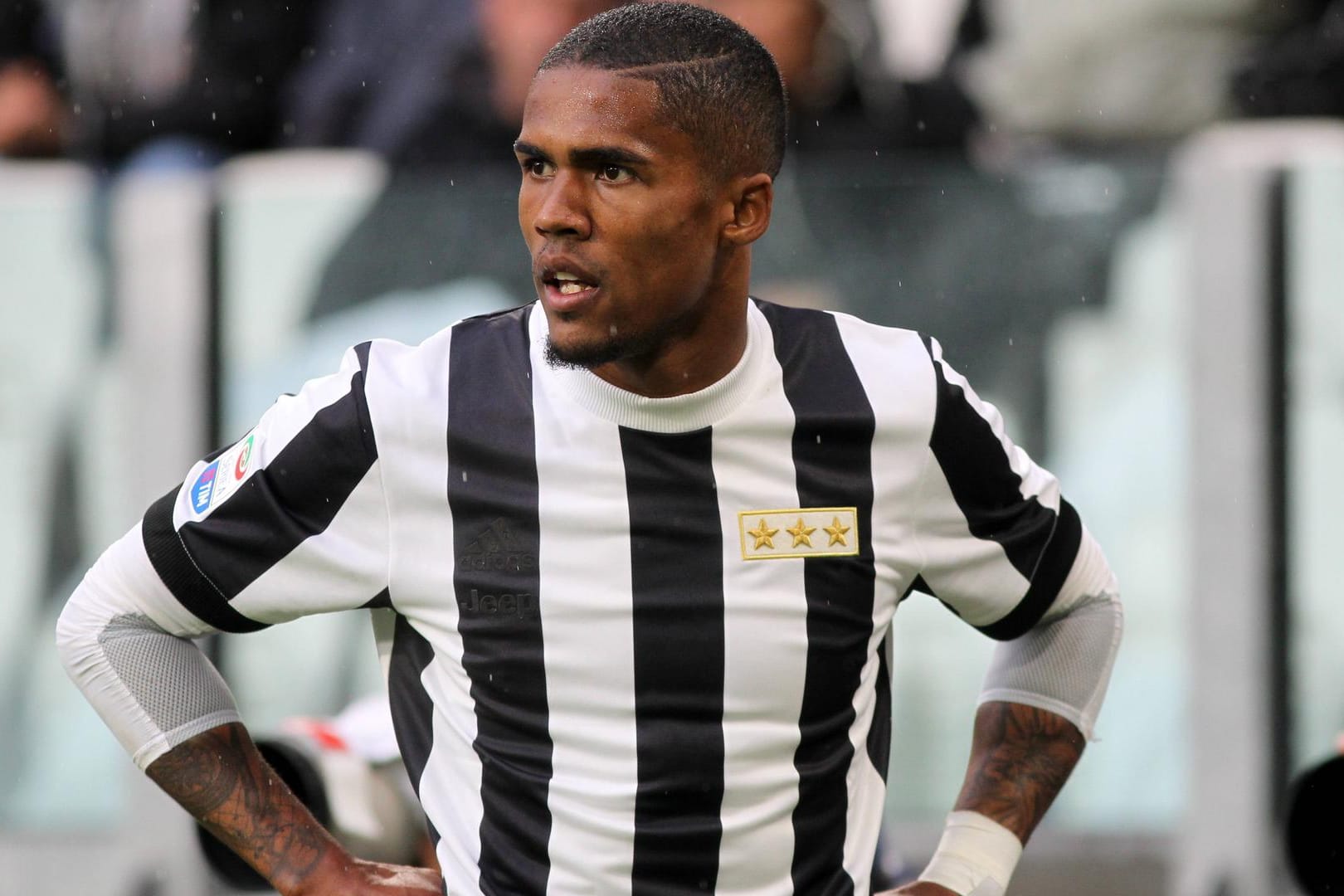 Douglas Costa kam bisher in 15 Saisonspielen für Juve zum Einsatz, erzielte dabei einen Treffer und bereitete drei vor.