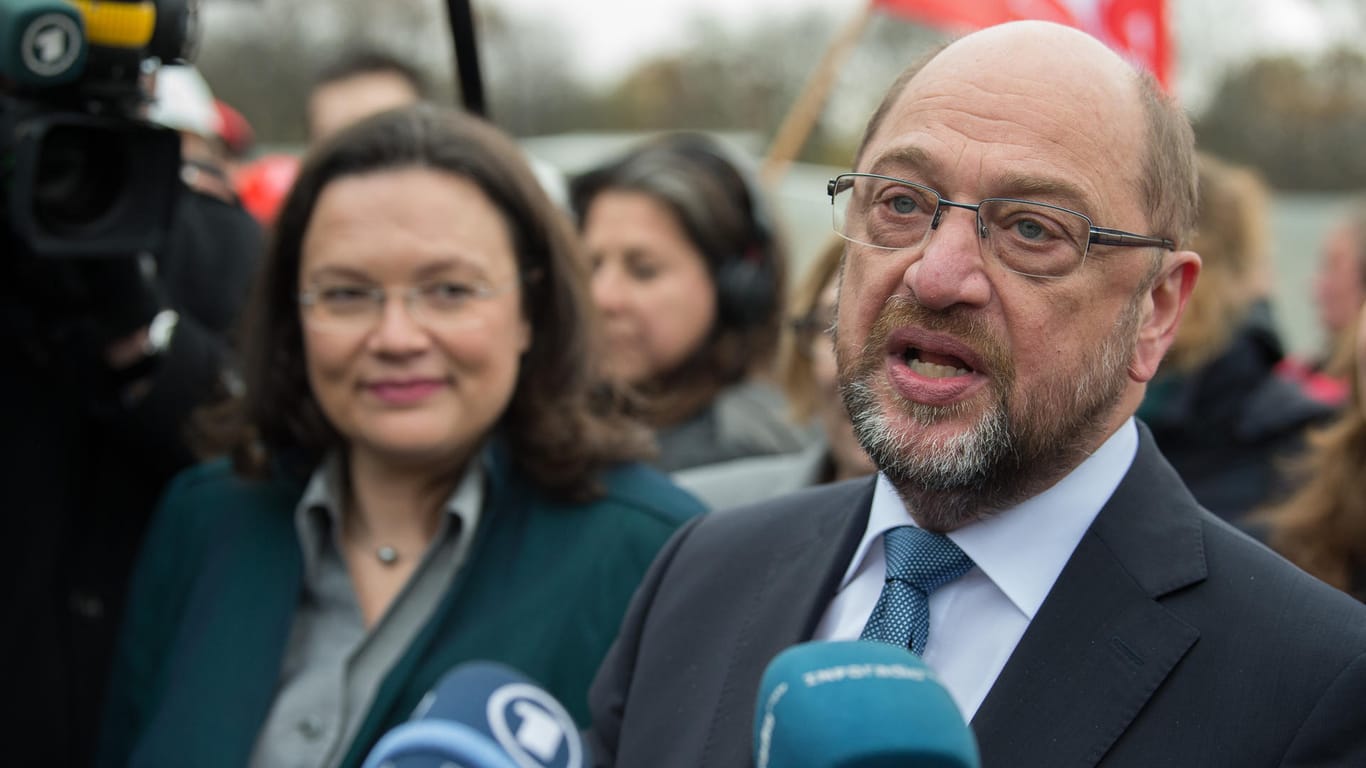Demonstrieren nach außen noch Gemeinsamkeit: SPD-Fraktionschefin Andrea Nahles und Parteichef Martin Schulz sprechen in Berlin zu Reportern.