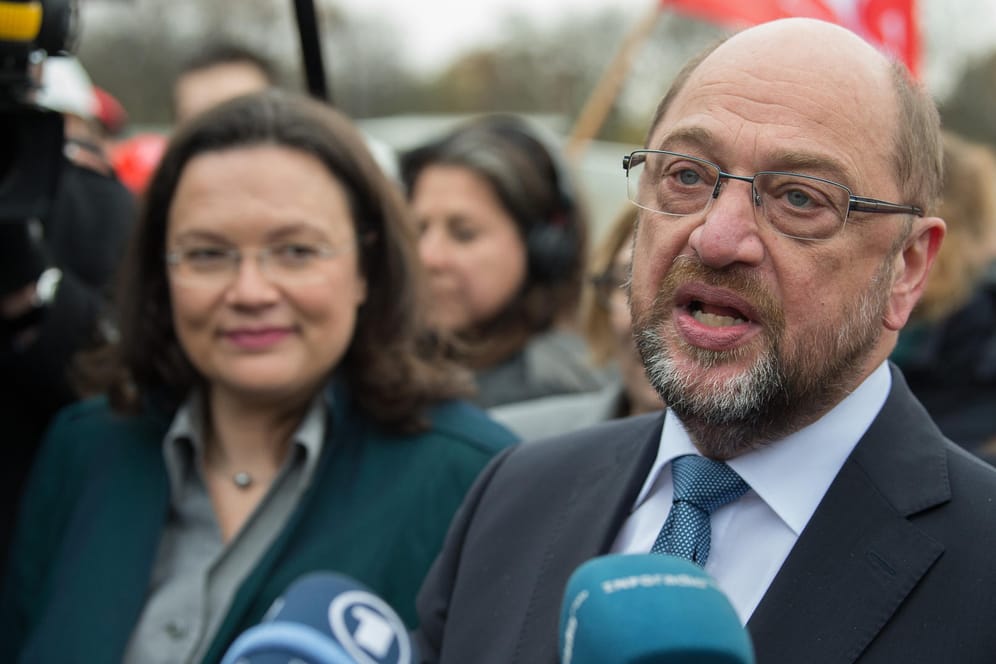Demonstrieren nach außen noch Gemeinsamkeit: SPD-Fraktionschefin Andrea Nahles und Parteichef Martin Schulz sprechen in Berlin zu Reportern.