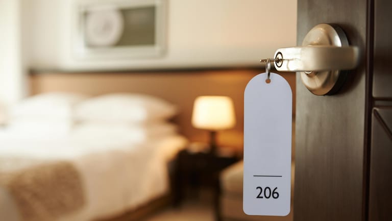 Bekommt ein Gast im Urlaub kein Zimmer in dem Hotel, in dem er gebucht hat, steht ihm unter Umständen eine Entschädigung zu.