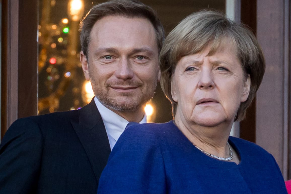Angela Merkel steht vor dem Christian Lindner bei den Sondierungen: Laut Jürgen Trittin wollte der FDP-Chef mit dem Abbruch der Verhandlungen Merkel schwächen.