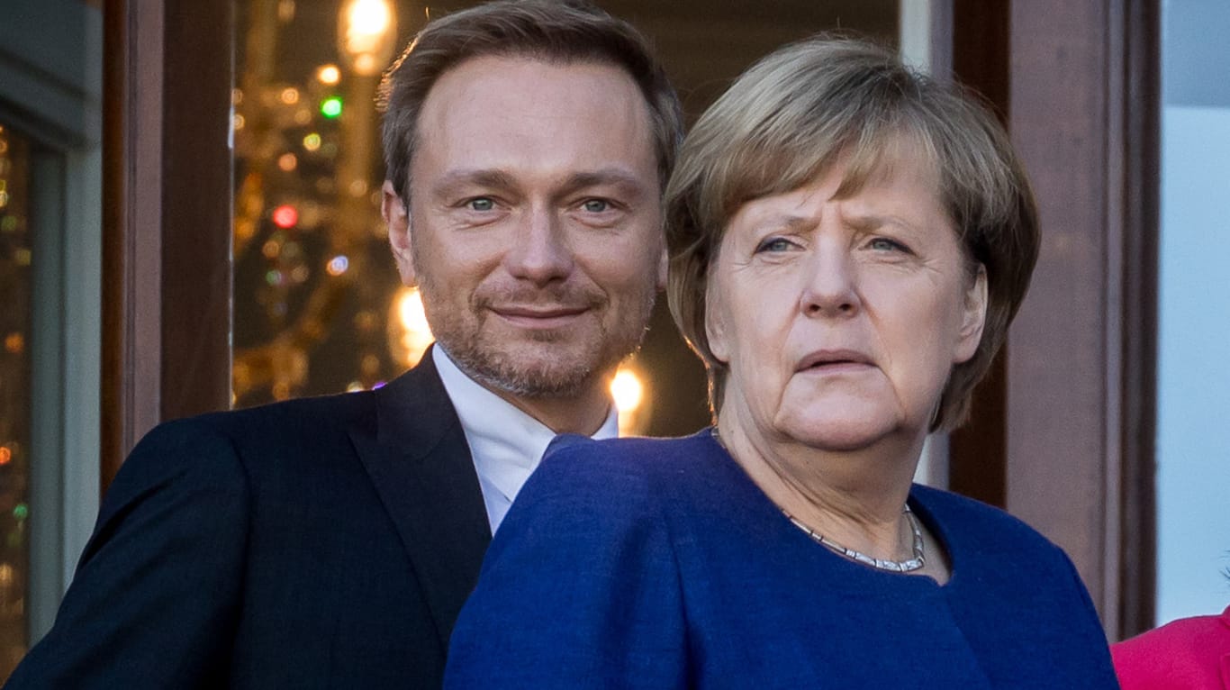Angela Merkel steht vor dem Christian Lindner bei den Sondierungen: Laut Jürgen Trittin wollte der FDP-Chef mit dem Abbruch der Verhandlungen Merkel schwächen.