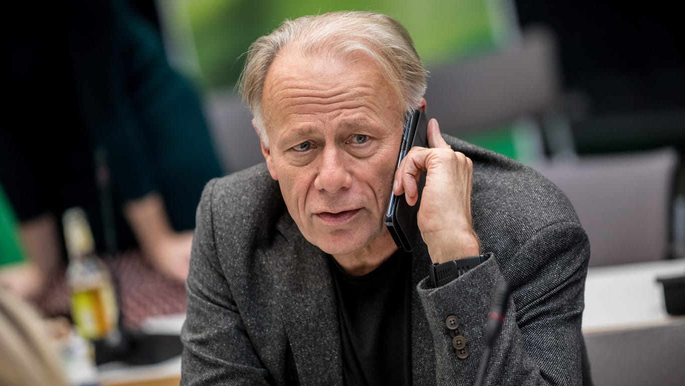 Jürgen Trittin telefoniert in Berlin vor Beginn der Sitzung der Bundestagsfraktion: Der Grünen-Politiker lobt Merkels Verhandlungsführung bei den Sondierungen.