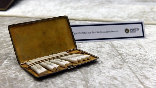 Ein Zigarettenetui aus dem Besitz des Beatles-Musikers John Lennon. Ein Zigarettenetui aus dem Besitz des Beatles-Musikers John Lennon.