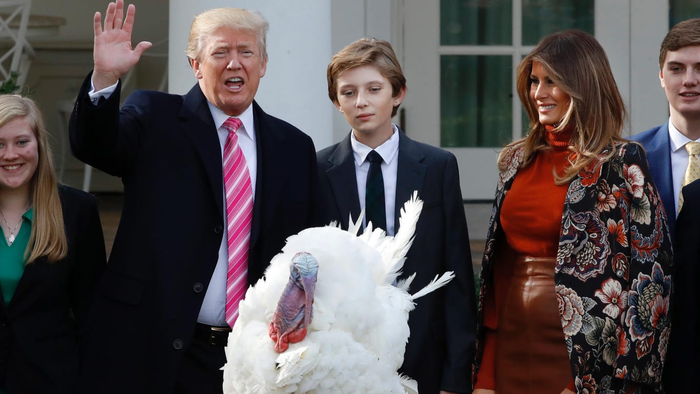 US-Präsident Donald Trump mit Melania und Sohn Barron bei der Begnadigung von zwei Truthähnen vor Thanksgiving.