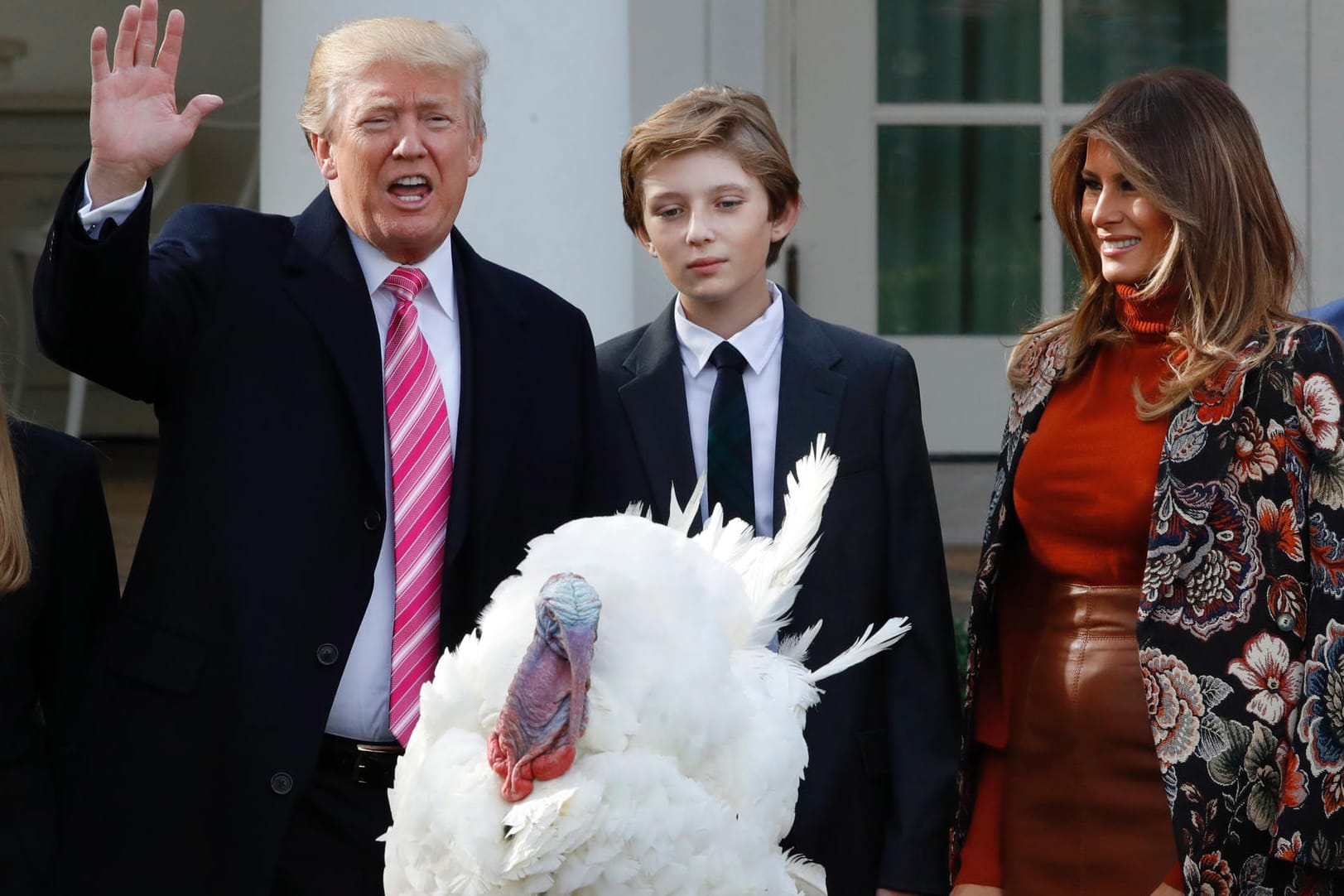 US-Präsident Donald Trump mit Melania und Sohn Barron bei der Begnadigung von zwei Truthähnen vor Thanksgiving.