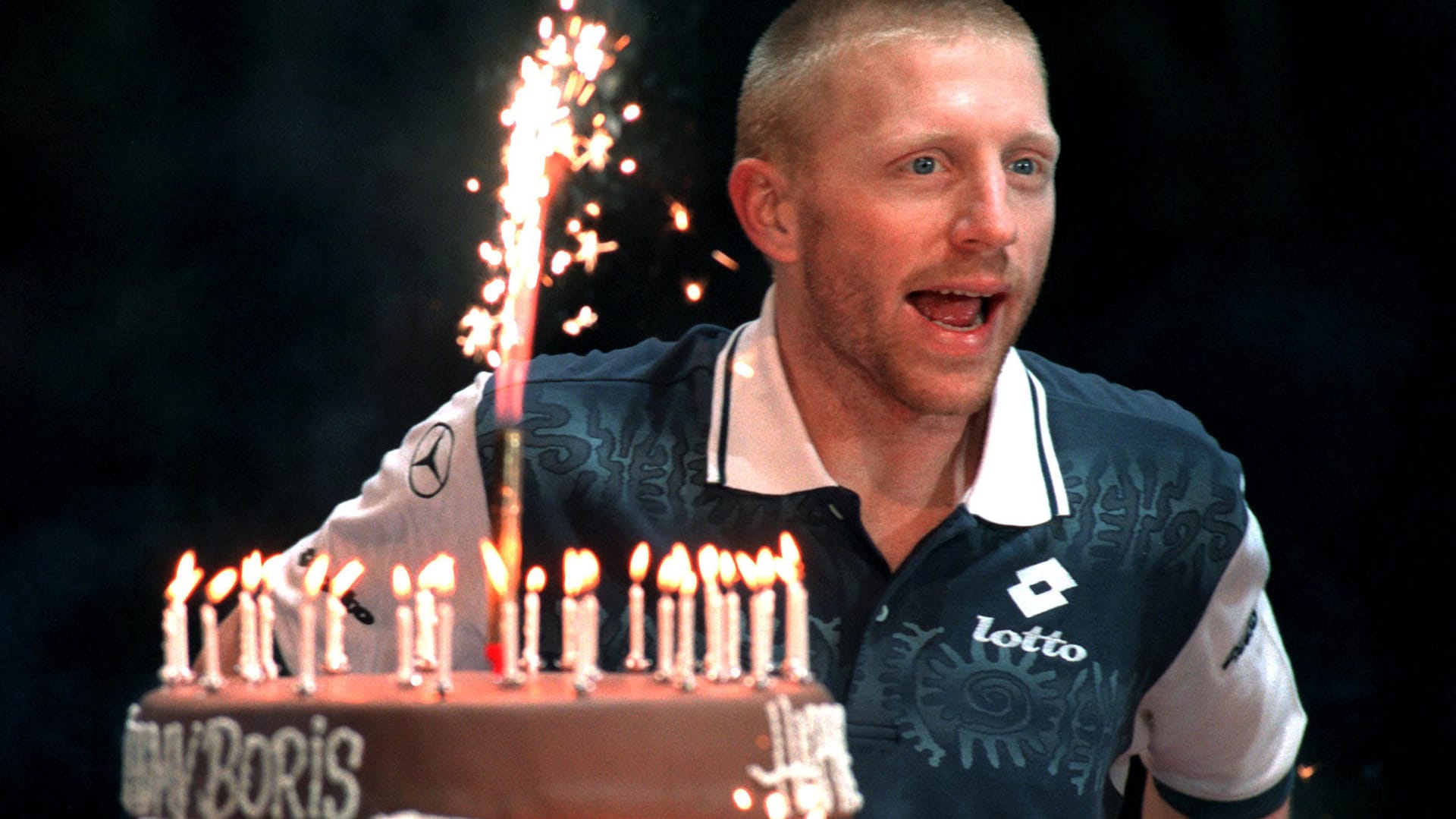 Boris Becker freut sich am 22.11.1996 nach seinem Spiel bei der ATP-WM gegen den Schweden Enqvist über seine Torte zum 29. Geburtstag. Für den deutschen Tennisstar sangen die 15600 Zuschauer in der Europahalle Hannover mit Musical-Star Pamela Falon "Happy Birthday" und verabschiedeten ihn mit rhythmischen Klatschen zum Geburtstagssong in die Kabine.